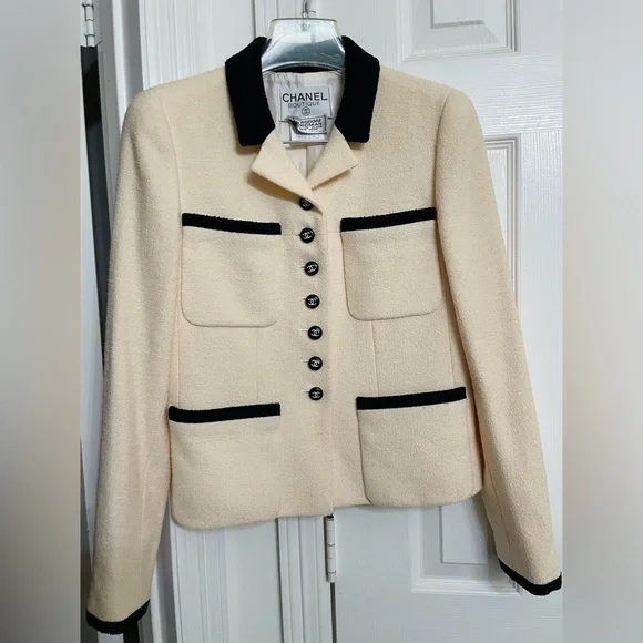 Vintage CHANEL Ivory & Black Bouclé Tweed Skirt Suit - Picture 3 of 13